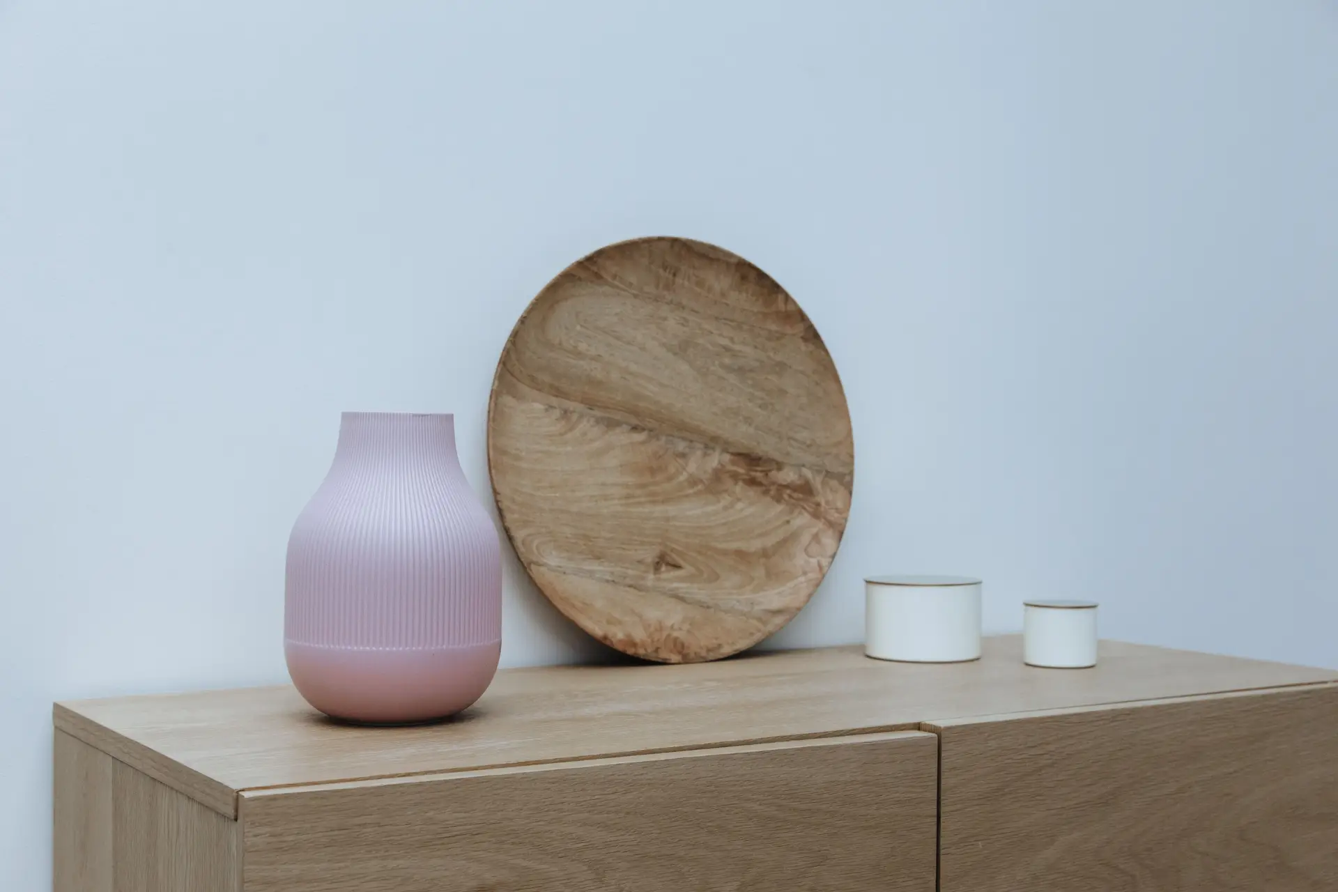 Moderni minimalistinen sisustusasetelma ja vaaleaa puuta
