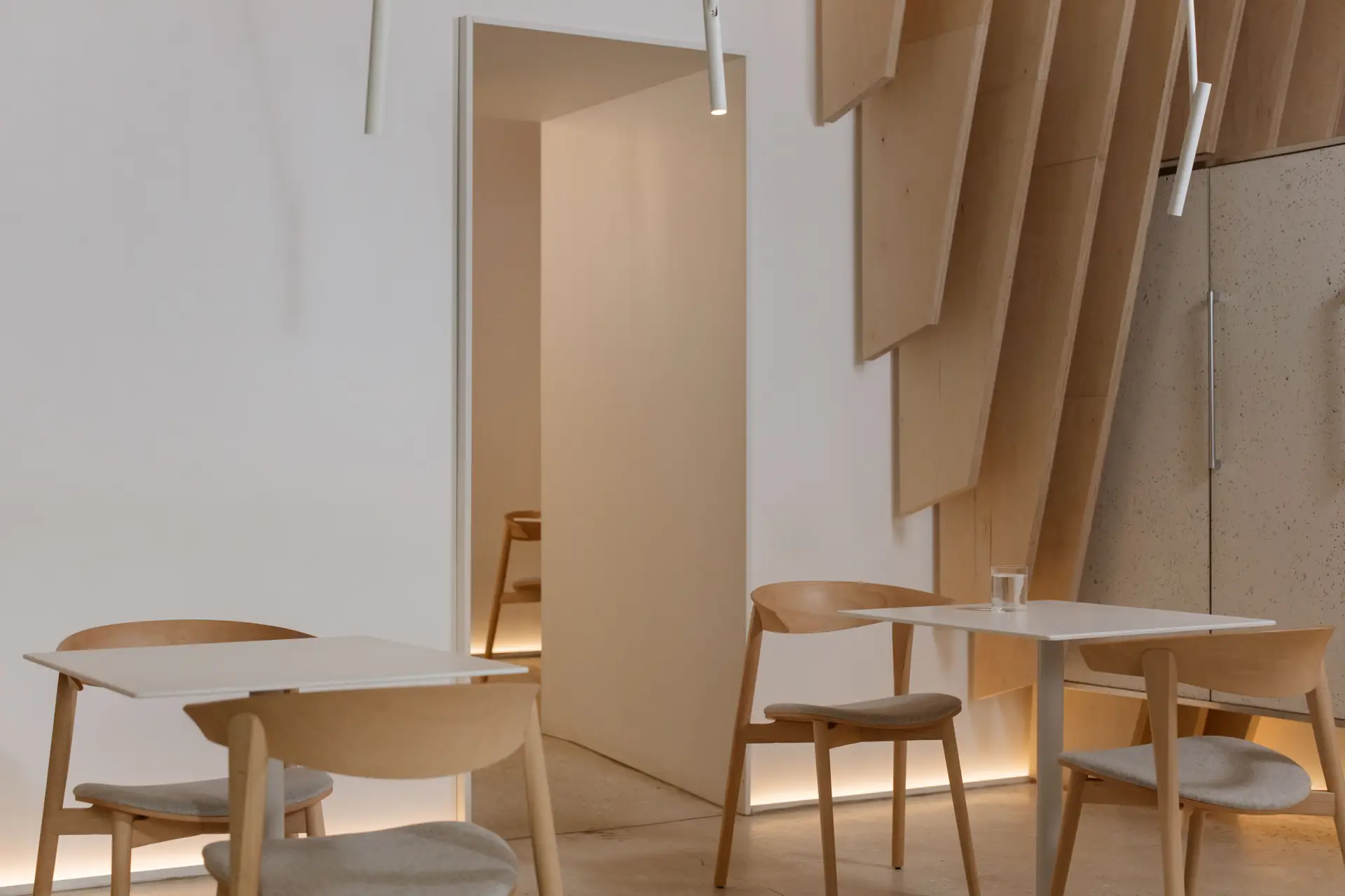 Arkkitehtoninen minimalistinen huone ja puutuolit