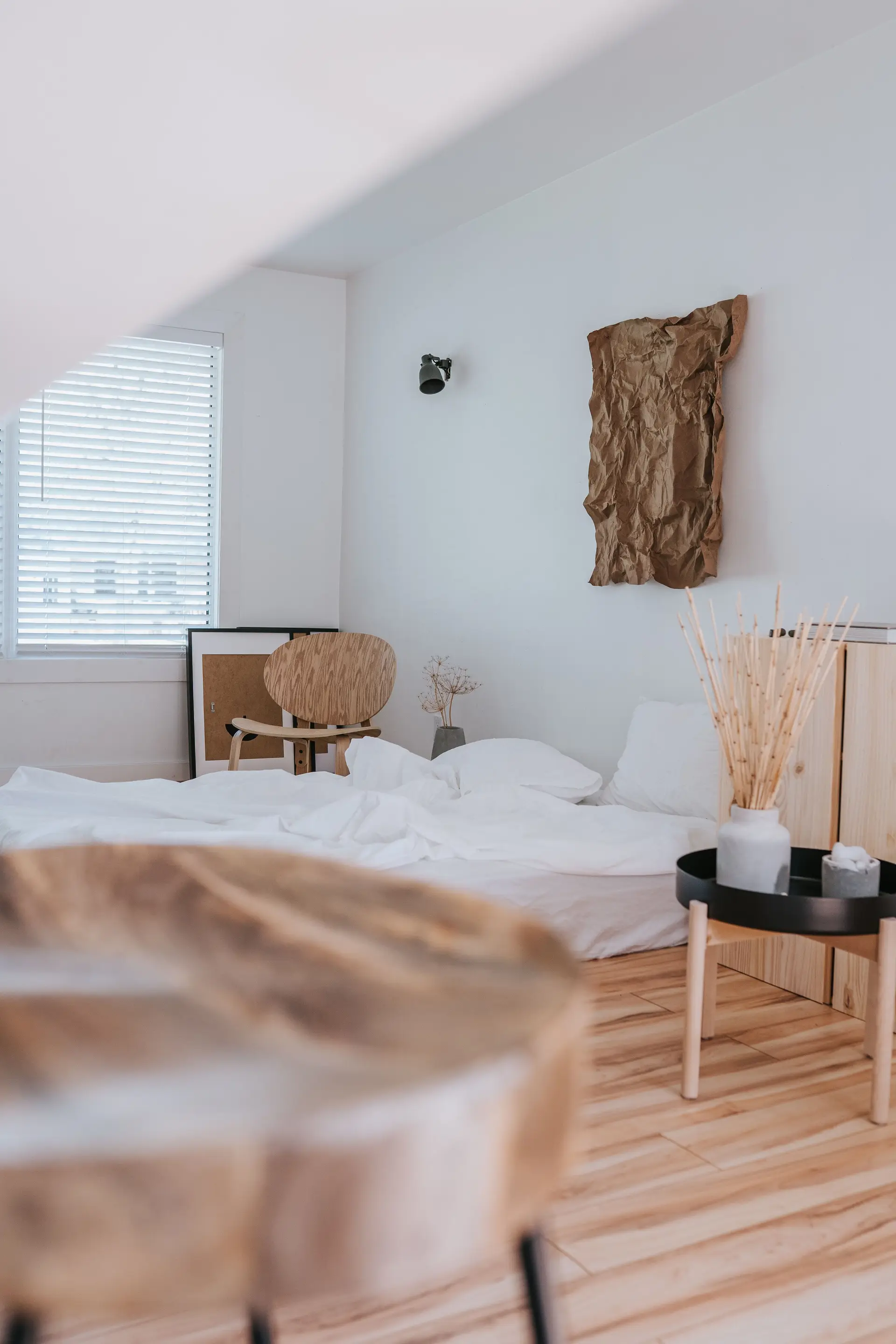 Levollinen minimalistinen makuuhuone luonnonmateriaalein
